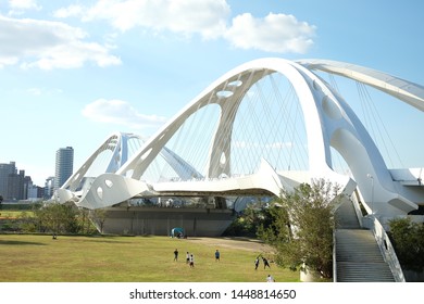 澄んだ空の景色と豊田市の橋の巨大な構造。