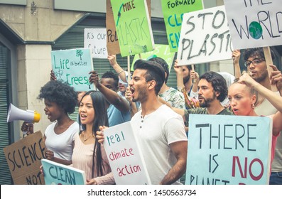 Öffentliche Demonstration auf der Straße gegen globale Erwärmung und Umweltverschmutzung. Gruppe multiethnischer Menschen, die gegen den Klimawandel und plastische Probleme in den Ozeanen protestieren