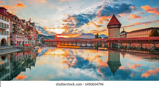 Sonnenuntergang im historischen Stadtzentrum von Luzern mit der berühmten Kapellbrücke und dem Vierwaldstättersee (Vierwaldstättersee), Kanton Luzern, Schweiz