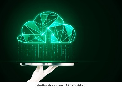 Hand, die silberne Schale mit kreativ leuchtendem grünem polygonalen Binärcodewolkenregen auf dunklem Hintergrund hält. Cloud-Computing- und Speicherkonzept