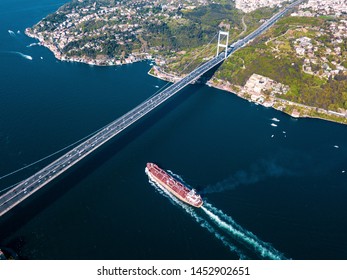 イスタンブール、ボスポラス海峡のファティ スルタン メフメット橋 (第 2 橋) と壮大な貨物船。