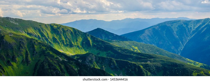 Impresionante vista sobre las montañas verdes de Tatras desde un mirador en Kasper Peak, Cárpatos