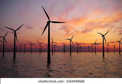 Offshore windturbinepark bij zonsondergang