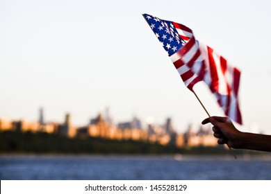 Bendera Amerika selama Hari Kemerdekaan di Sungai Hudson dengan pemandangan Manhattan - Kota New York (NYC) - Amerika Serikat