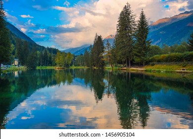 Chamonix, Francia. Hermoso lago en Chamonix. Lago Gaillands (Lac des Gaillands), en el valle de Chamonix, Alpes franceses. El lago reflejaba montañas y cielo. Fantástica puesta de sol.