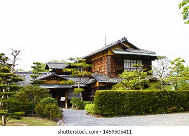 Altes Haus im japanischen Stil, Architektur. Landschaft der alten japanischen Architektur und des Gartens. altes japanisches Haus, das ein historisches Gebäude ist. Meijimura, der heilige Ort des Anime Kimetsu no Yaiba.