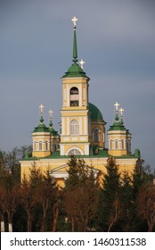 Die Kirche in Russland wurde mit Hilfe des russischen Präsidenten wiederhergestellt. Wladimir Putin besuchte diese Kirche an zwei Weihnachten in den letzten 10 Jahren. Bild bei Sonnenuntergang, das Kreuzen Glanz verleiht