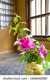 Ikebana.ein traditionelles japanisches Blumenarrangement.altes japanisches Haus, das ein historisches Gebäude ist."Meijimura", der heilige Ort des Anime "kimetsu no yaiba"