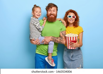 Un papa renard heureux porte sa petite fille, une femme se tient debout avec un seau de pop-corn, passe sa journée au cinéma, regarde un dessin animé amusant avec des lunettes 3D, profite d'une technologie innovante et moderne. Concept de temps en famille