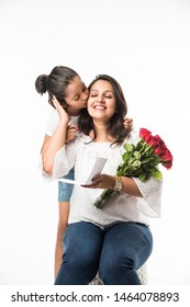 Mammendag - Indescht Meedchen / Mamm feiert Mammendag mam Rose Blummen Bouquet, Begréissungskaart wärend se sech ëmklammen a kussen