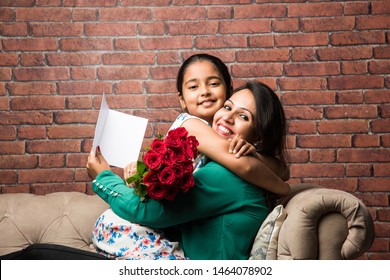 Mammendag - Indescht Meedchen / Mamm feiert Mammendag mam Rose Blummen Bouquet, Begréissungskaart wärend se sech ëmklammen a kussen
