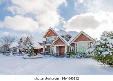 Una típica casa americana en invierno. Cubierto de nieve.