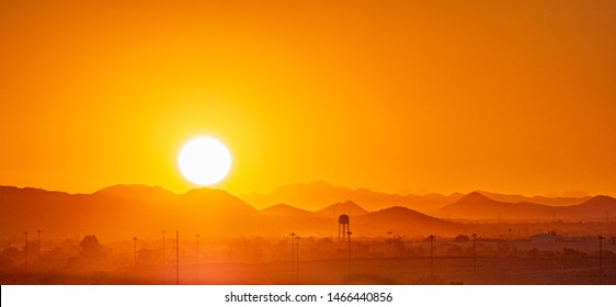 Een brandende zon bakt de woestijn in het noorden van Phoenix, AZ bij zonsondergang.