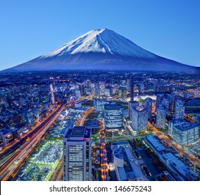 富士山と横浜のスカイライン。
