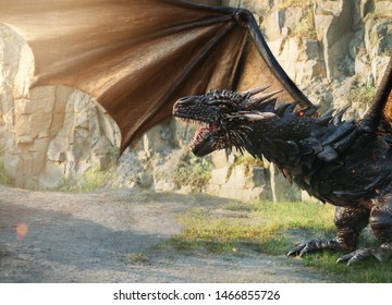 Riesiger aggressiver mystischer Drache in Bewegung. Kreatur mit großen, starken Flügeln und mächtigen Pfoten. Er öffnet den schrecklichen Mund mit scharfen Zähnen. Hintergrund, um fabelhafte Collage zu erstellen