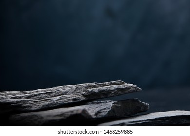 青の背景に正面から見た暗い石