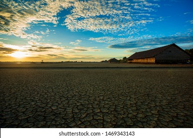 Susza na ziemi o zachodzie słońca. Dramatyczne niebo nad pustynią. Zmiana klimatu, Ukraina, Susza, Klimat Chan'The Desert w zachodnich Indiach, Suchy klimat, Suchy