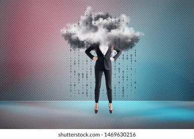 Junge Geschäftsfrau, die mit abstrakter Wolke auf Gradientenhintergrund mit Binärcode-Regen steht. Cloud-Computing-Konzept