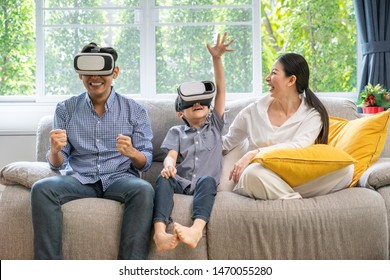 الأب والأم والأبناء يلعبون ألعاب الفيديو باستخدام نظارات الواقع الافتراضي - الأب والأبناء يستمتعون بالتكنولوجيا الجديدة على وحدة التحكم عبر الإنترنت