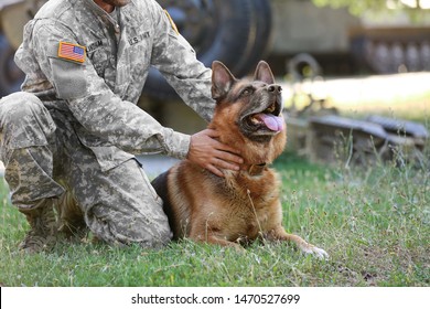 Soldaat met militaire werkhond buitenshuis