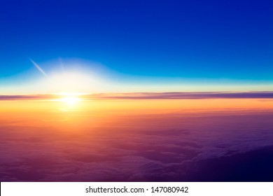 標高10000kmの夕日。劇的な夕日。飛行機の窓から見た雲の上の夕日