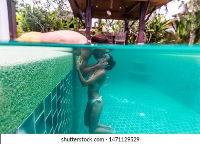 Verliebtes Paar in einer wunderschönen Villa mit Swimmingpool in tropischer Klimalage - Glückliche Menschen im Sommerurlaub, Influencer genießen ein Luxusresort
