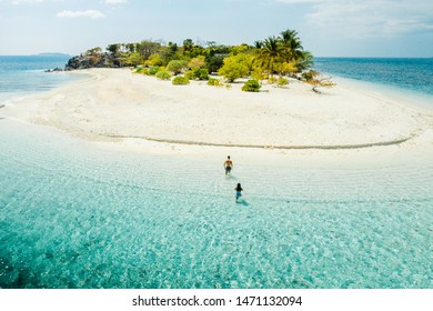青い水とヤシの木のある熱帯のビーチのカップル - コロン、フィリピン