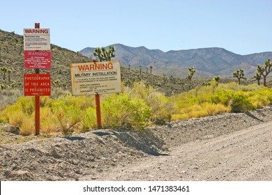 Los carteles a la entrada del Área 51, Groom Lake, Nevada