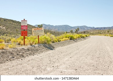 Los carteles a la entrada del Área 51, Groom Lake, Nevada