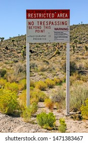 Los carteles a la entrada del Área 51, Groom Lake, Nevada