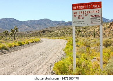 Los carteles a la entrada del Área 51, Groom Lake, Nevada