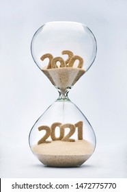 砂時計の落ちる砂が2021年の形をとる2021年の新年のコンセプト