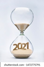 Khái niệm năm mới 2021 với cát rơi đồng hồ cát có hình dạng của năm 2021