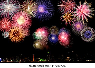 Muitos fogos de artifício coloridos sobre a cidade de Kobe, Japão