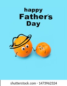 Happy Father's Day - Grußkarte für Papa Urlaub. Zwei lustige Mandarinen, Kind und Vater. Vatertag festliches kreatives Konzept. Mandarinenfamilie. Minimaler Kawaii-Stil