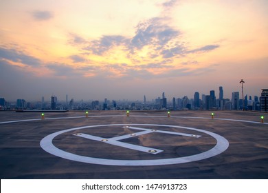 Tayland'ın başkentinde gün batımında güvertede Heli Copter park yerinin seçici odağı. Tayland'ın Bangkok kentindeki yüksek binalara helikopter inişi için alan.