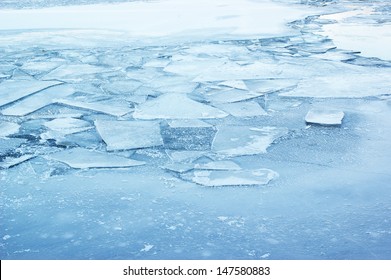 Latar belakang es, danau beku atau sungai yang tertutup es.