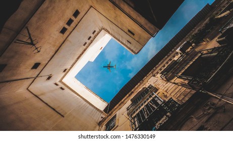 Ein Bild aus dem Herzen des Captal of Algeria, Algier. Erfassen eines genauen Moments des Flugzeugs, das den Himmel des Gebäudes überquert.