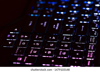 ゲーム ノート パソコンの光る rgb キーパッドをマクロ ショット、技術的背景のイメージを閉じます。