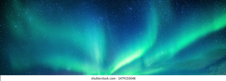 Panorama von Aurora borealis, Nordlicht mit Sternenhimmel am Nachthimmel