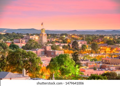 Skyline der Innenstadt von Santa Fe, New Mexico, USA in der Abenddämmerung.