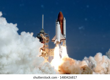 Der Start des Space Shuttles. Mit Feuer und Rauch. Vor dem Hintergrund des Sternenhimmels. Teile dieses Bildes wurden von der NASA zur Verfügung gestellt.
