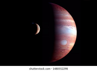 暗い背景に木星と衛星ヨーロッパ。この画像の要素はNASAから提供された。