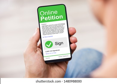 Hombre mirando el formulario de petición en línea en el teléfono inteligente