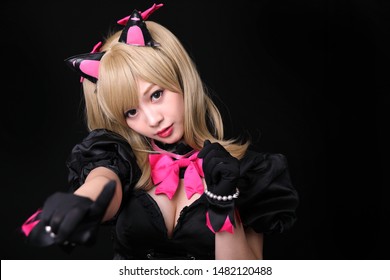 Japan anime cosplay, portret van meisje cosplay geïsoleerd op zwarte achtergrond