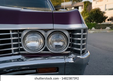 Mobil Amerika klasik ungu di jalan