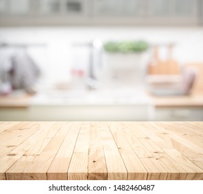 Mesa de madera sobre fondo de mostrador de cocina (sala) borroso. Para exhibición de productos de montaje o diseño visual clave de diseño.
