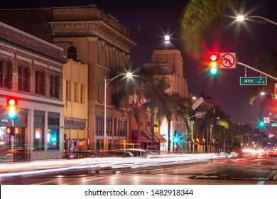 カリフォルニア州サンタアナのダウンタウンの夜景。