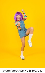 Concepto de personaje de cosplay. Cultura hobby y entretenimiento. traje de cosplay Chica Otaku en peluca sonriendo sobre fondo amarillo. Infancia feliz. aficionado a los animes Fiesta infantil de disfraces. Niño lindo cosplayer.