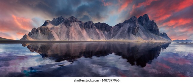 Vestrahorn Berg auf Stokksnes Kap in Island während des Sonnenuntergangs mit Reflexionen. Erstaunliche isländische Naturseelandschaft. beliebte Touristenattraktion. Beste berühmte Reiseorte. Szenisches Bild von Island